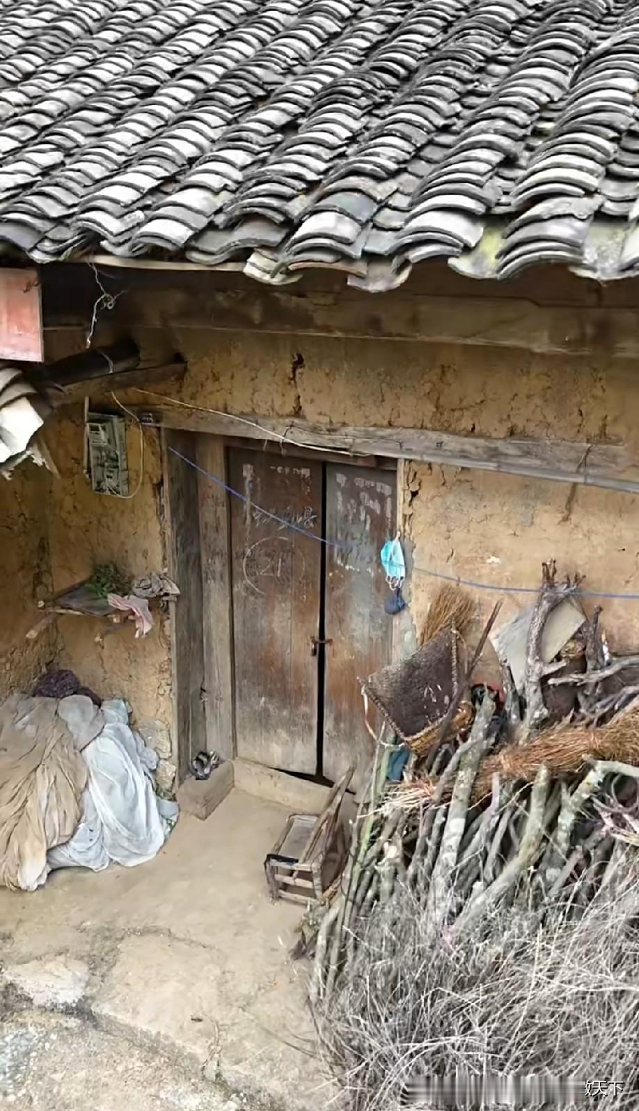 曾经熟悉的街角，如今已换了新颜；儿时嬉戏的树下，只剩风声低语。人生就是这样，不经