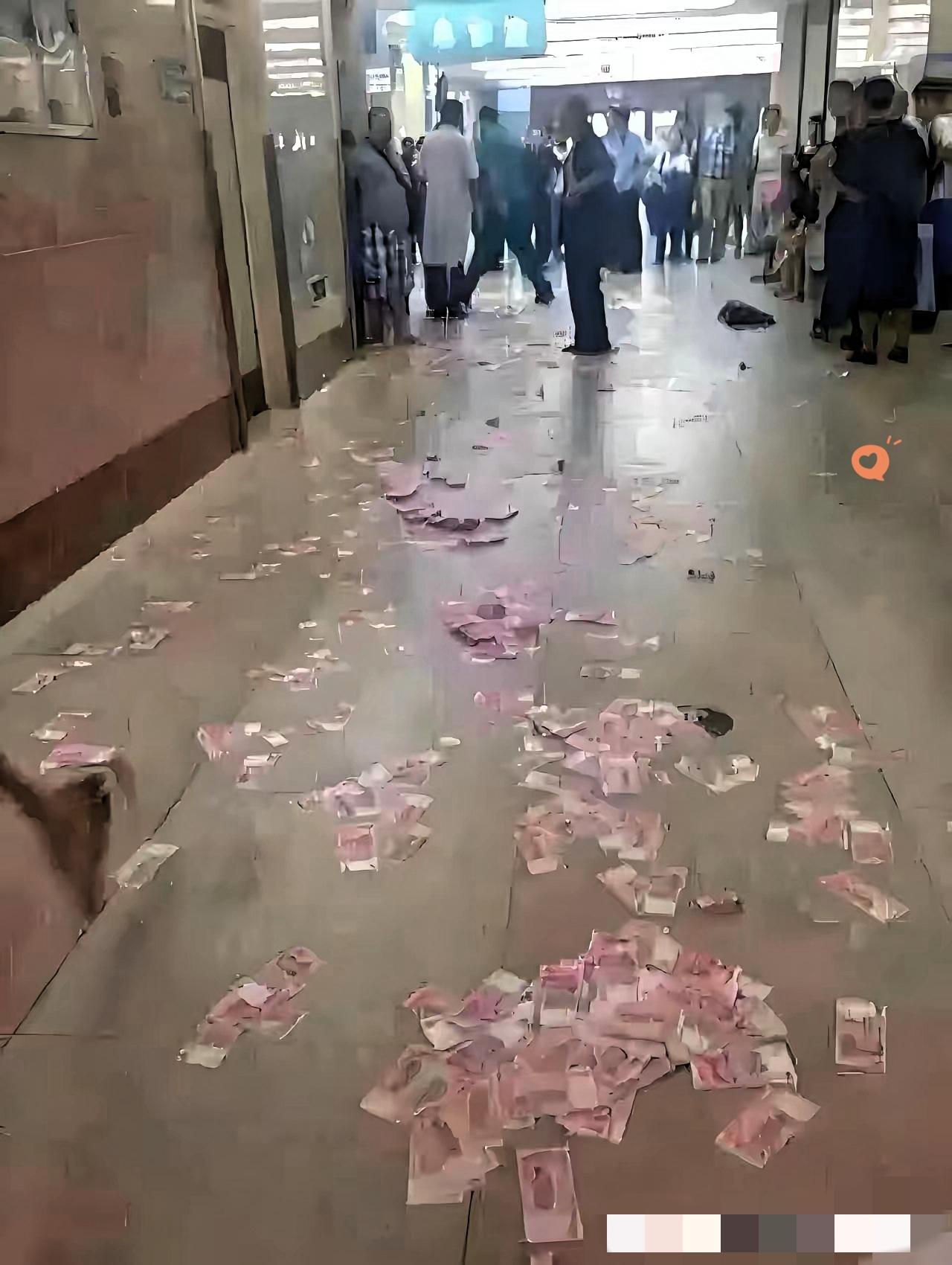 哈尔滨医院这一幕，看完心里真不是滋味！癌症晚期患者拎着一兜钱求医生救命，说多少钱