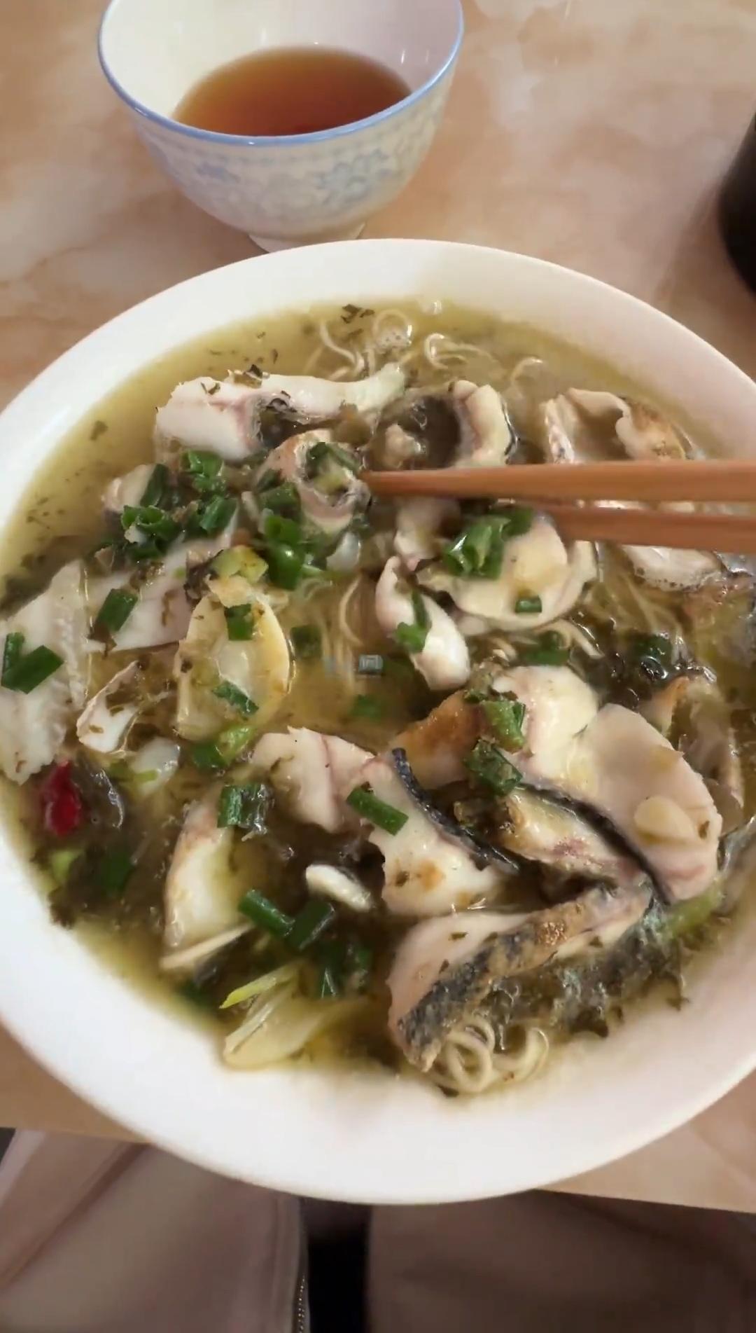 嘉兴现在的面是越来越贵，一碗咸菜肉丝面要买到十三四块，一碗黑鱼面也要十六块。不过