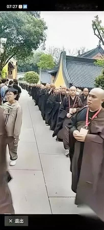 和尚头上的疤

现在很少见了

为啥原本常见的戒疤，说没就没了？

很多人骂当初