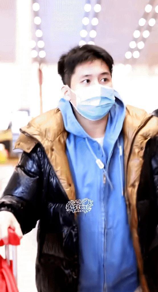 小石头真怕冷穿了两件外套，看起来很冷很冷的样子。
 

小石头裹两件外套显冷，孙