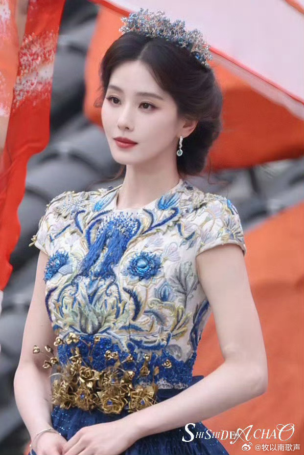 刘诗诗女王来了有种女王居高临下蔑视一切的感觉好帅好酷好美啊刘诗诗美得跟别人不是一