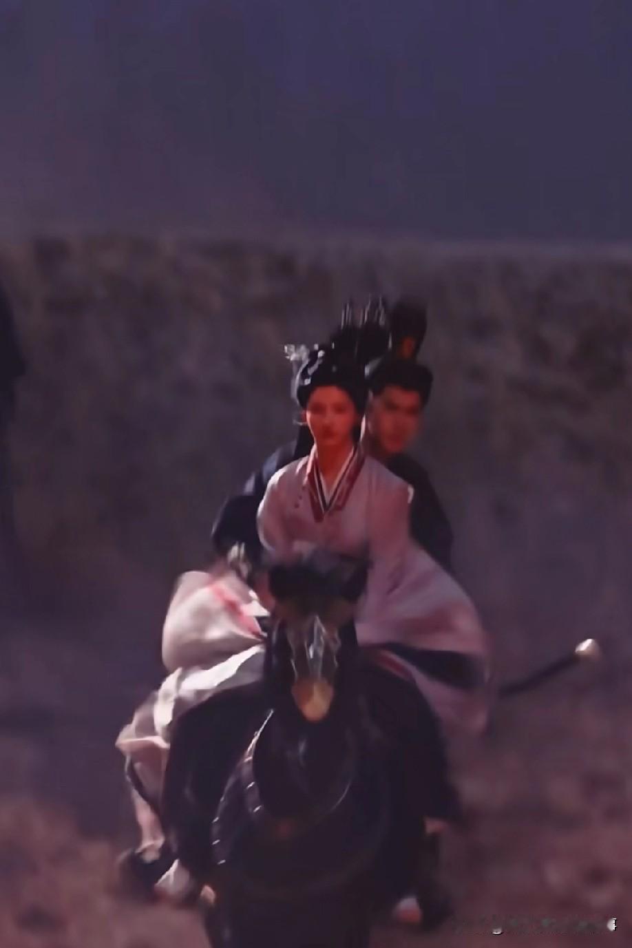 李昀锐骑马路透又帅又险！怀里护人、一手控马一手持弓，气场拉满飒到极致；

但男主