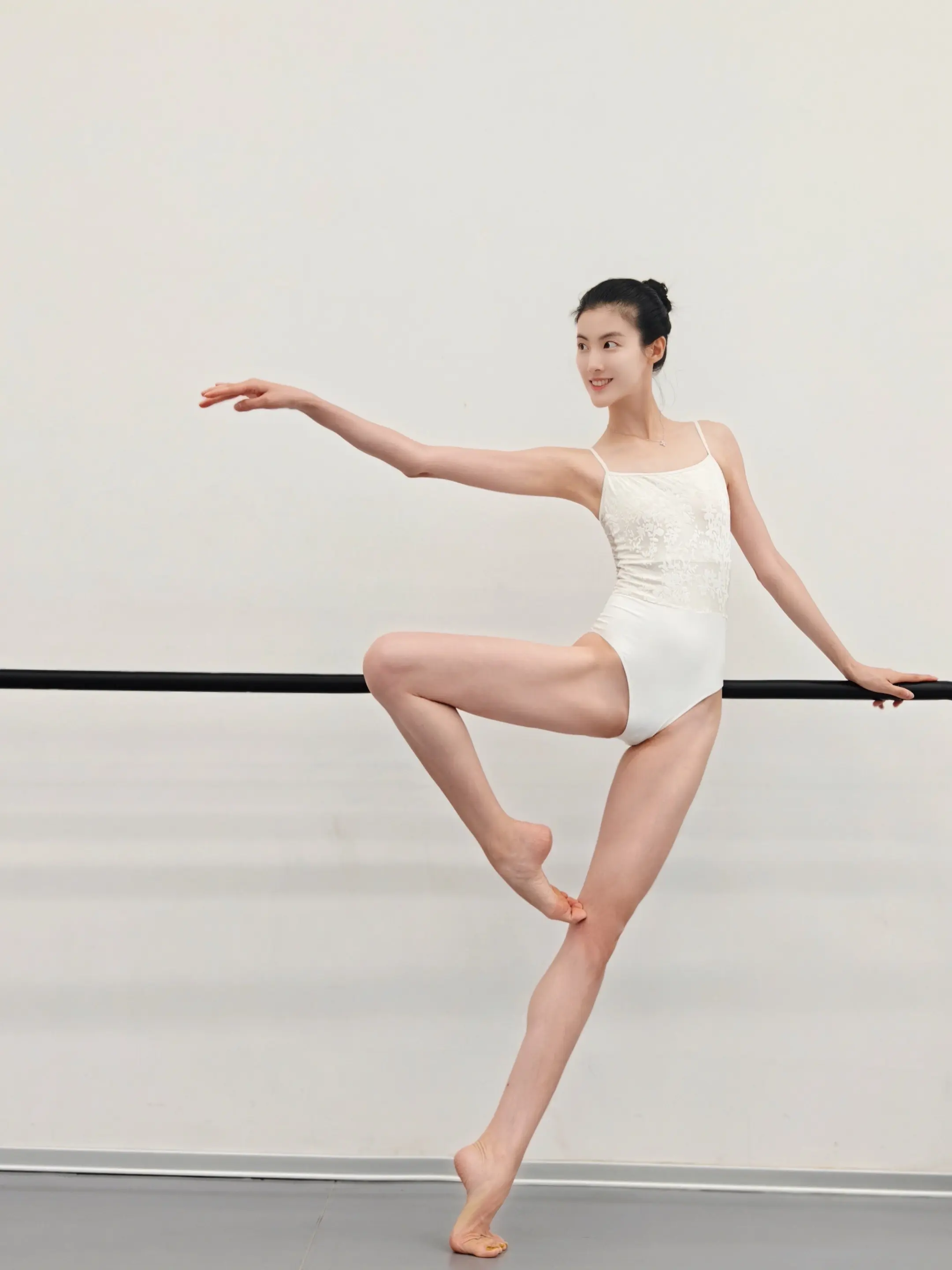 愿你今晚有皎洁月色相伴，有团圆美满在侧，吃一口甜糯的月饼，享一份舒心的时光~