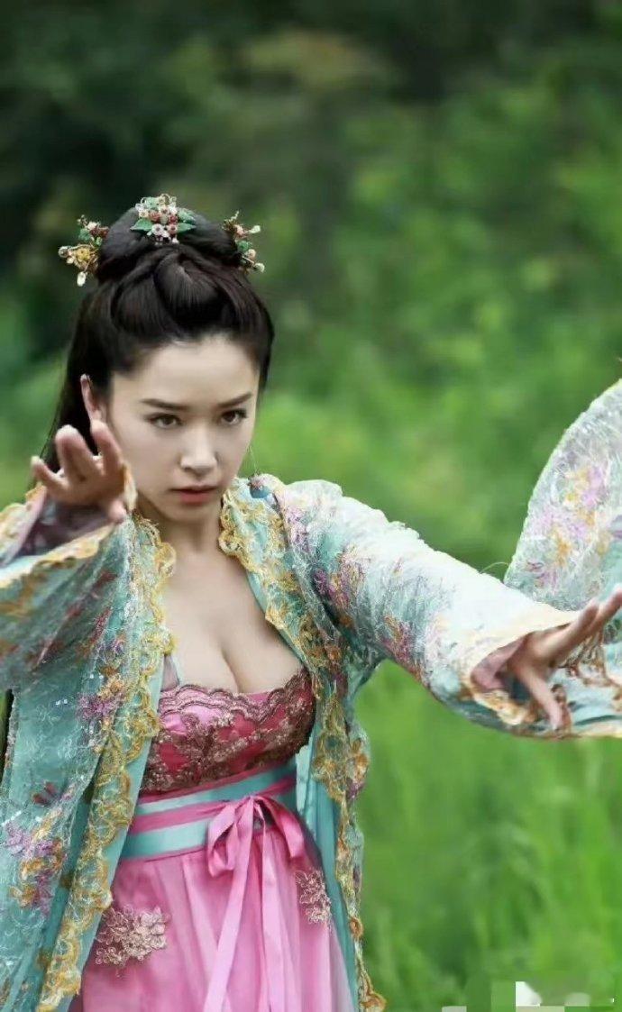 古代有女人会这么穿？？不是说古代很保守吗？为什么演的古装剧，把衣服制作成这样 ​