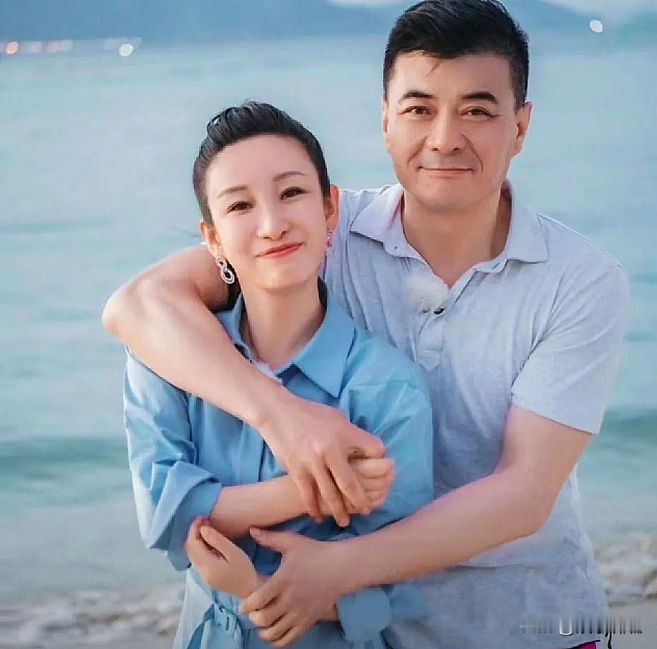 我们来分析一下秦海璐不会离婚的底气是啥？
王新军为她推掉所有片约当起了全职奶爸！