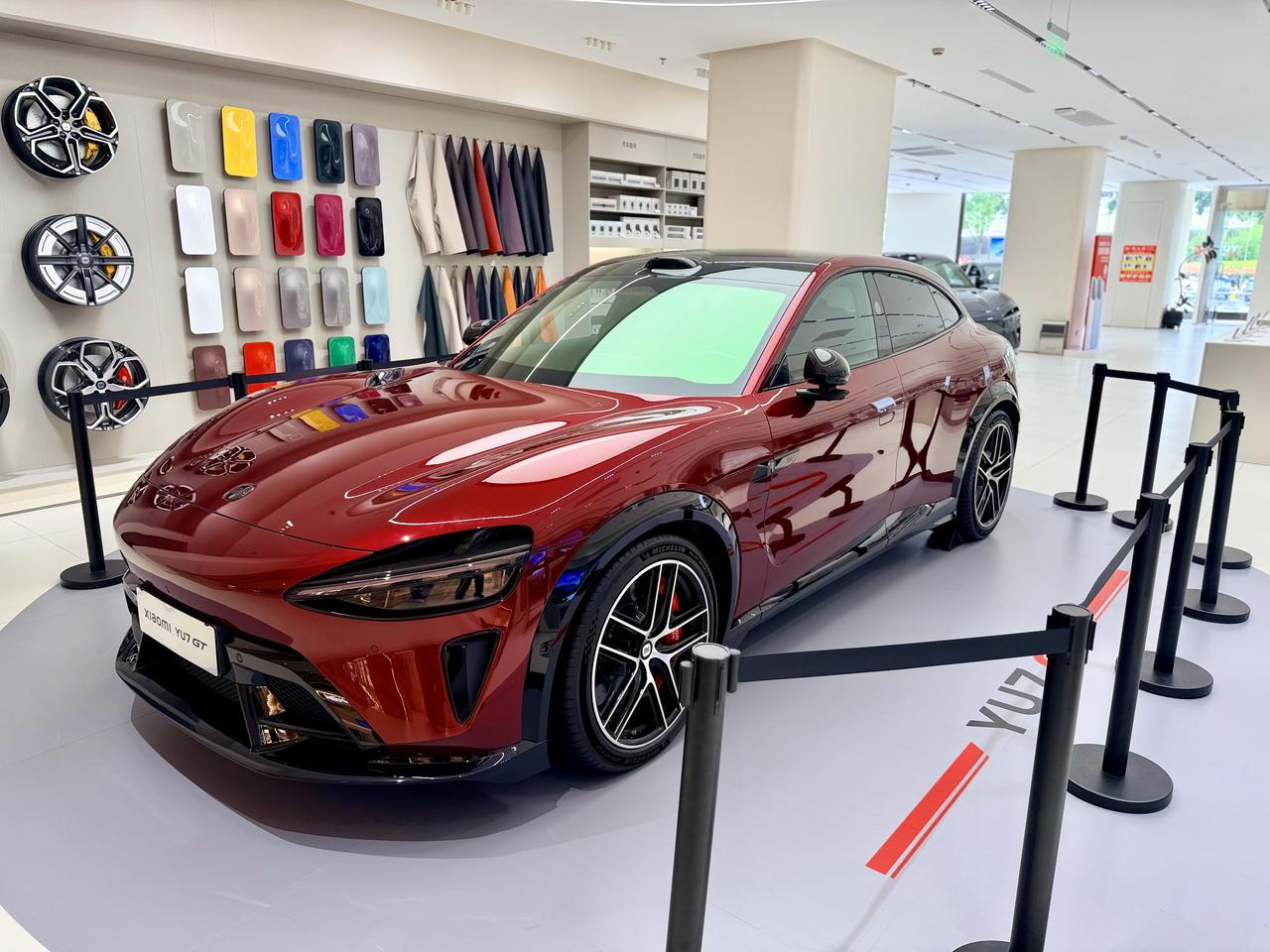 小米YU7GT刚去店里看过实车，这个车厘子红的车漆确实是帅，很多人可能一眼看不出