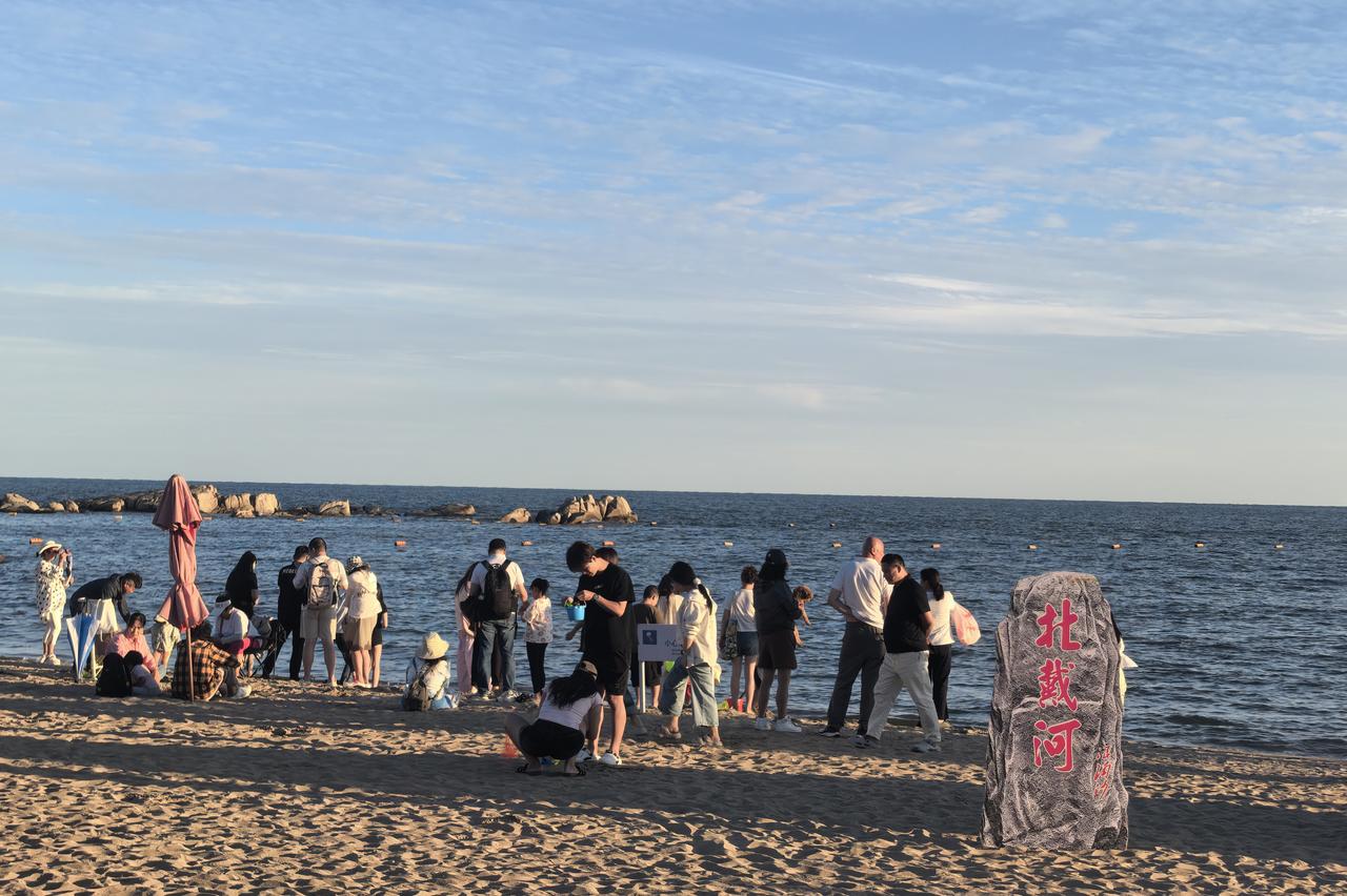 落日熔金，赴一场渤海暮色之约｜傍晚的老虎石海滩，藏着北戴河最温柔的黄昏。夕阳缓缓