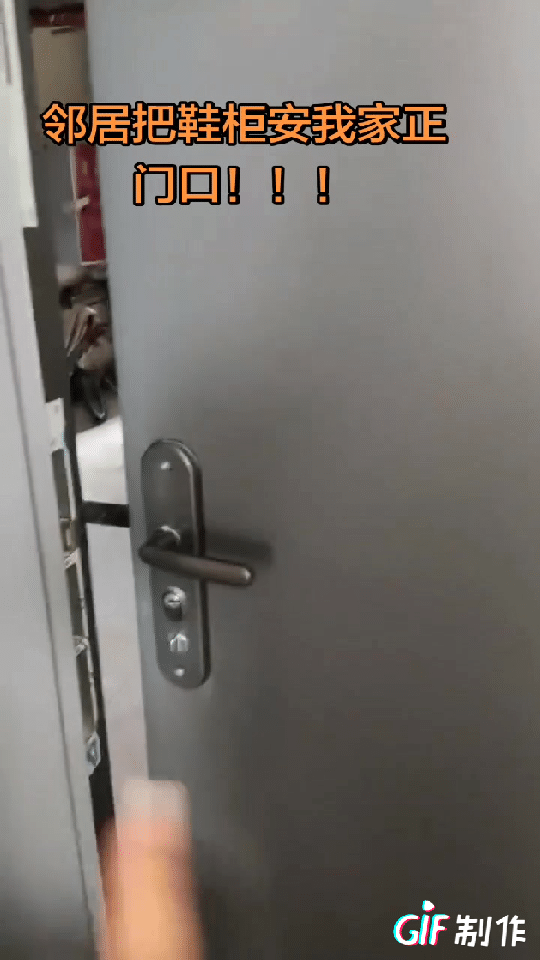 遇到这种邻居真的没有好办法，几乎所有小区都有占用公共空间的邻居，能解决这种问题的