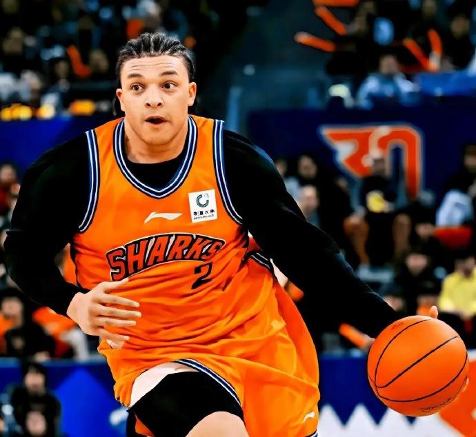 洛夫顿今晚被移出了大名单。

今晚客战宁波的上海队出场名单，竟然没有了洛夫顿。