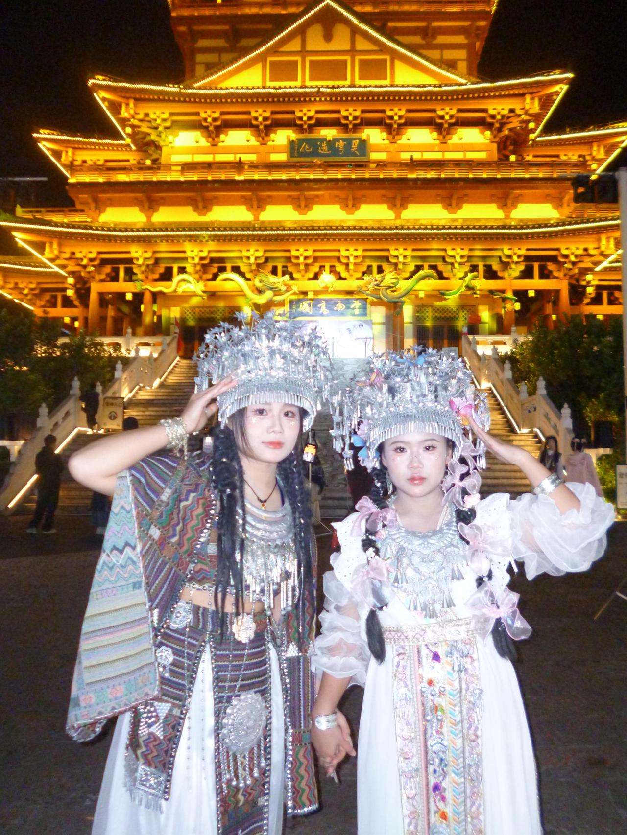 偶遇古镇，夜晚风冷。小姐姐喜欢拍照，随拍几张！～～摄影爱好者 摄影约拍 苗族 苗