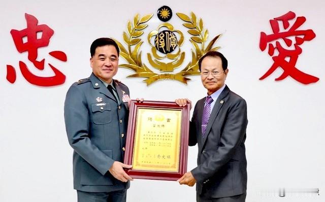 台军楷模公开反美呛赖后，台军后指部赶忙出来撇清了，这是他个人见解，与我们无关。