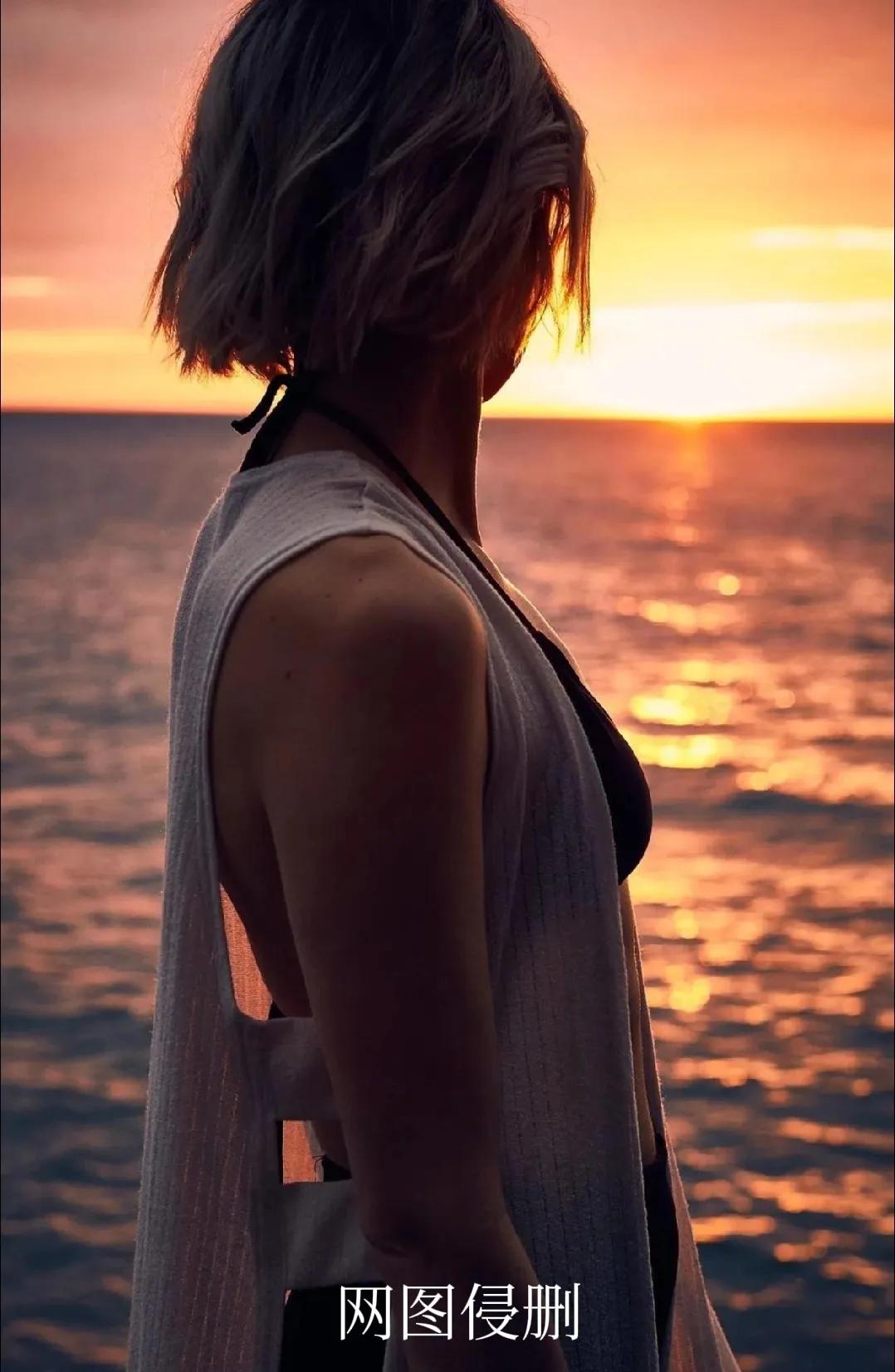 对联邀对，望赐墨留。
[微风][微风][微风][微风][微风]
上联：夕阳入水泛