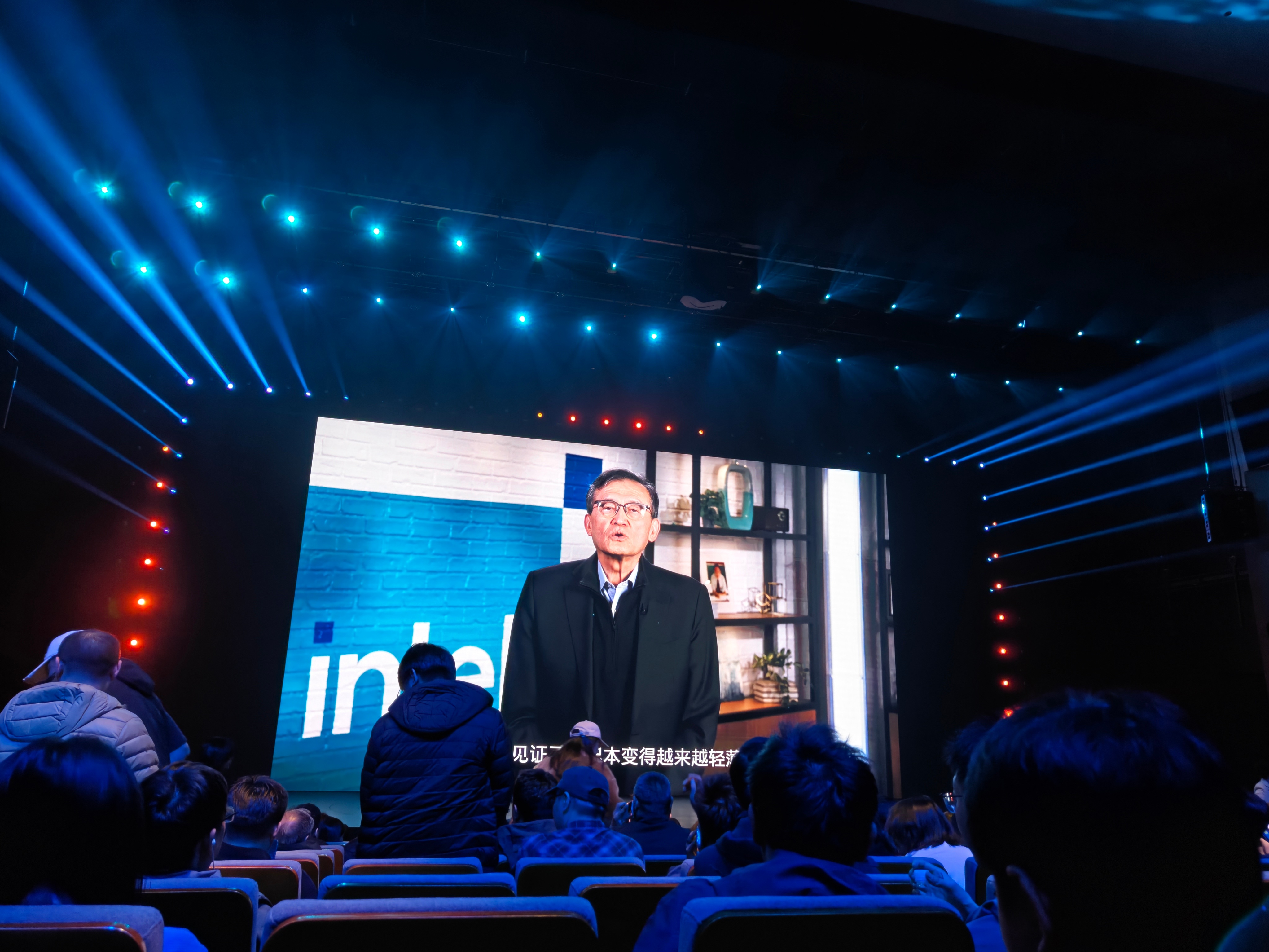 小米新SU7 发布会前，英特尔CEO陈立武远程发来贺电！ 北京·小米未来产业园