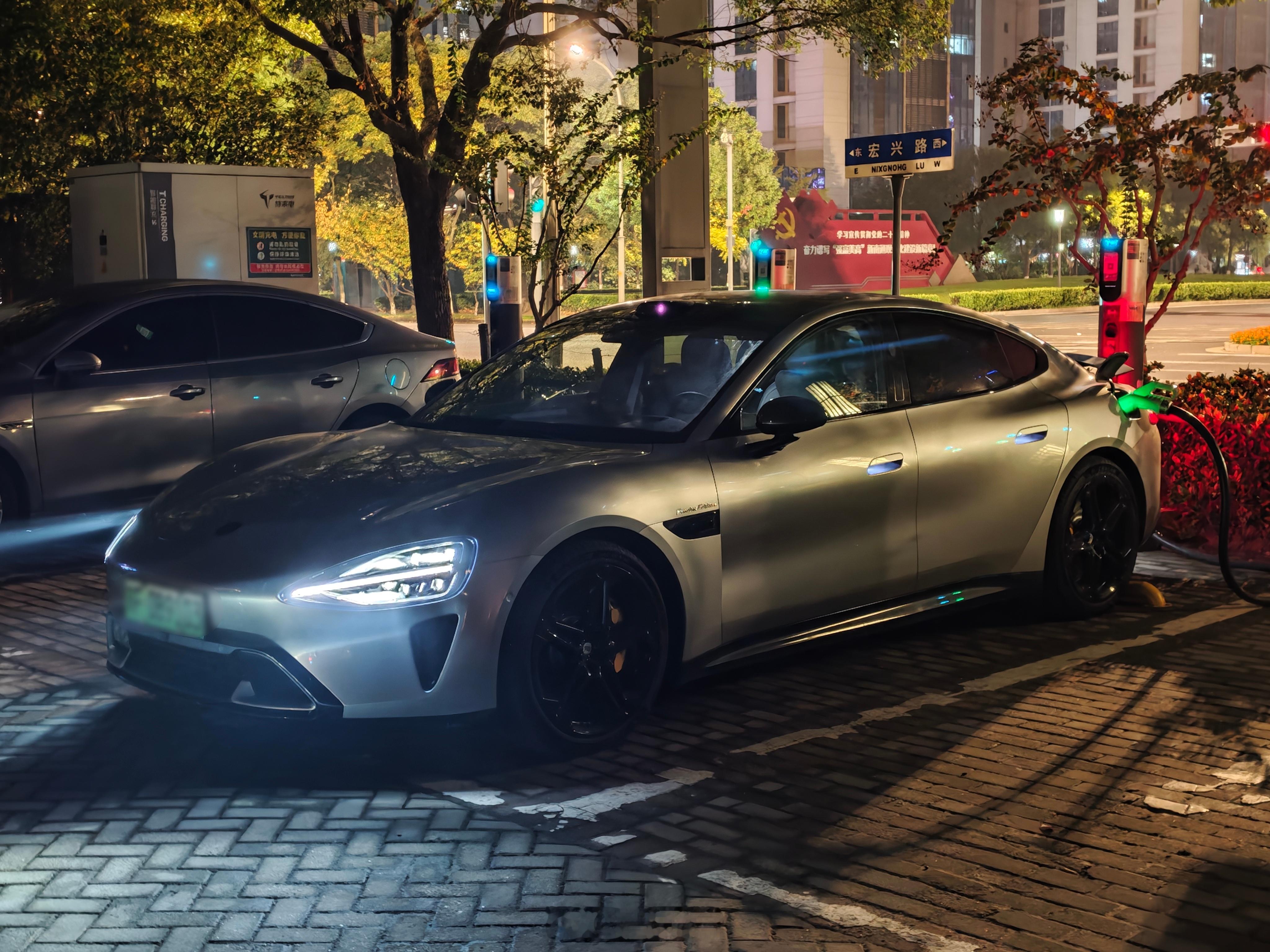 晚上来公园给车充个电明天准备出去玩咯！小米SU7 ​​​