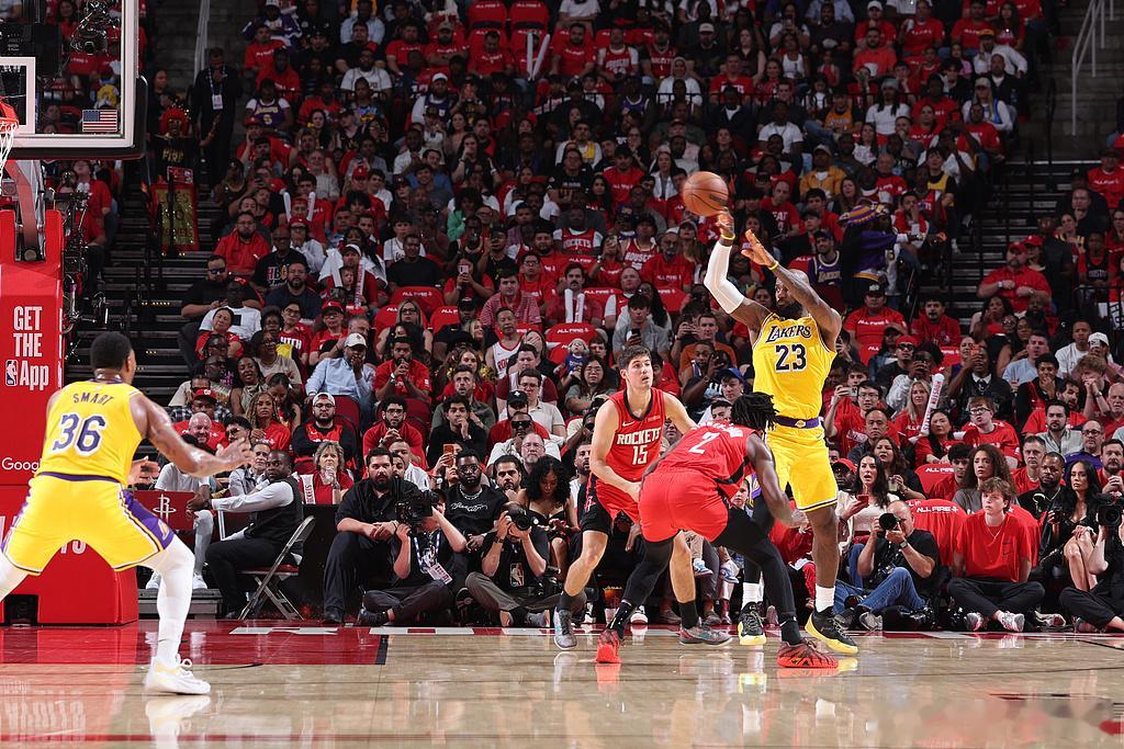 湖人vs火箭进加时 詹姆斯三分绝平火箭詹姆斯三分绝平！湖人101-101湖人，比