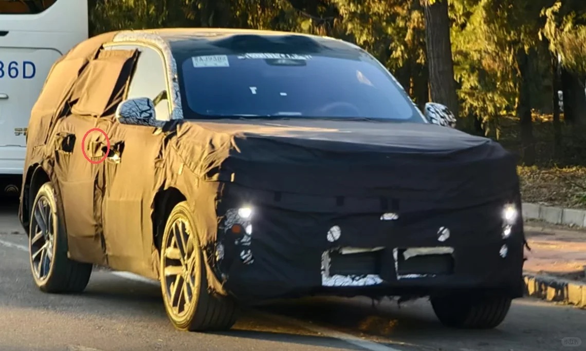 昨天有网友拍到了更加细节一些的26款焕新理想L9伪装车，我发现几个更新的点1️⃣