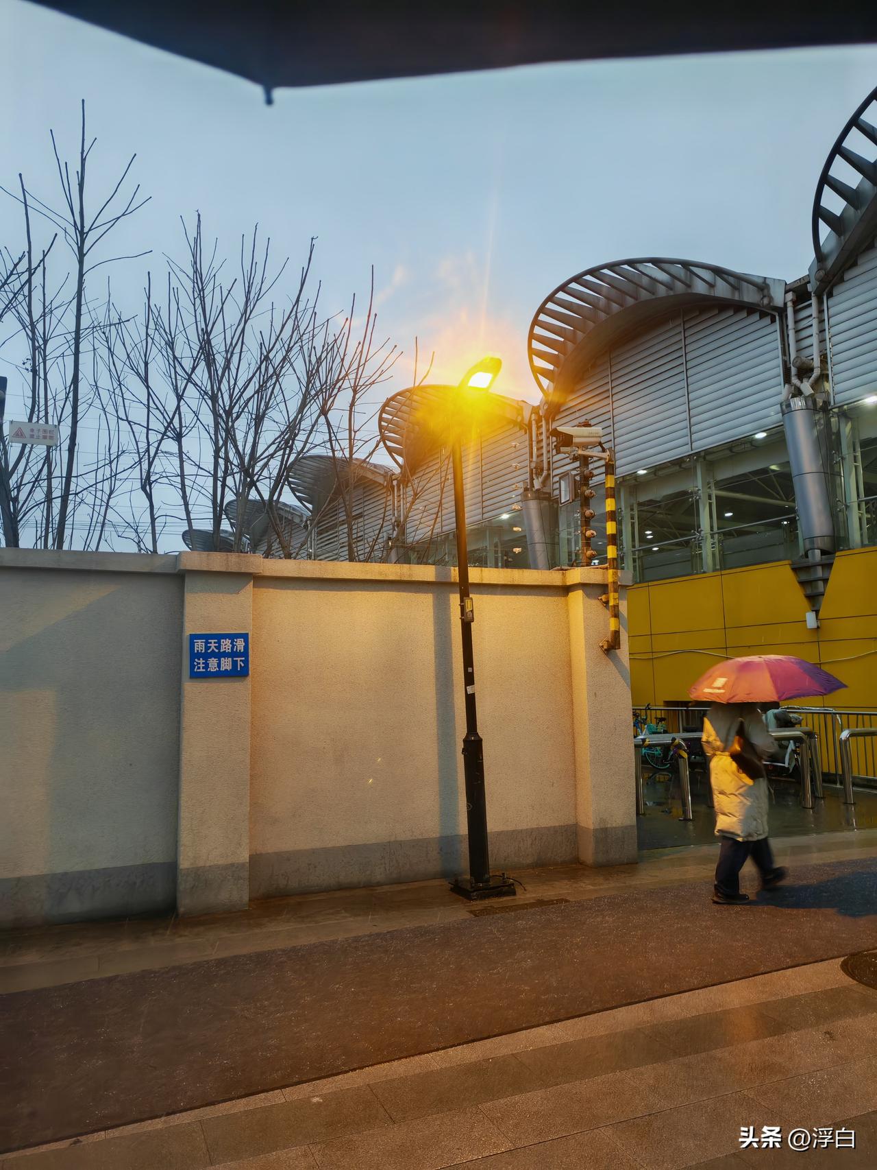 雨夹雪，节后的北京太冷了
我发现坐地铁，大家基本上都是低头玩手机，到站后，才缓缓