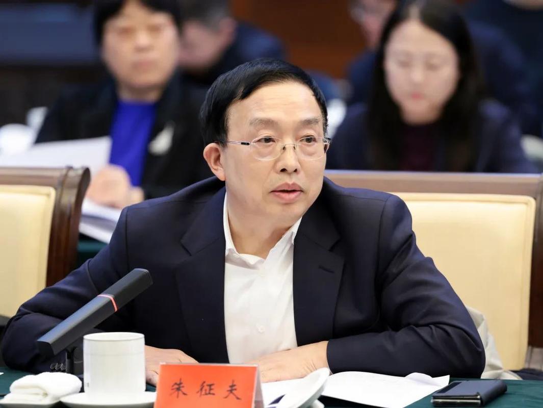 法学领域有的专家教授确实病得不轻。
按照所谓法学专家的路子，我们的法律要与世界接