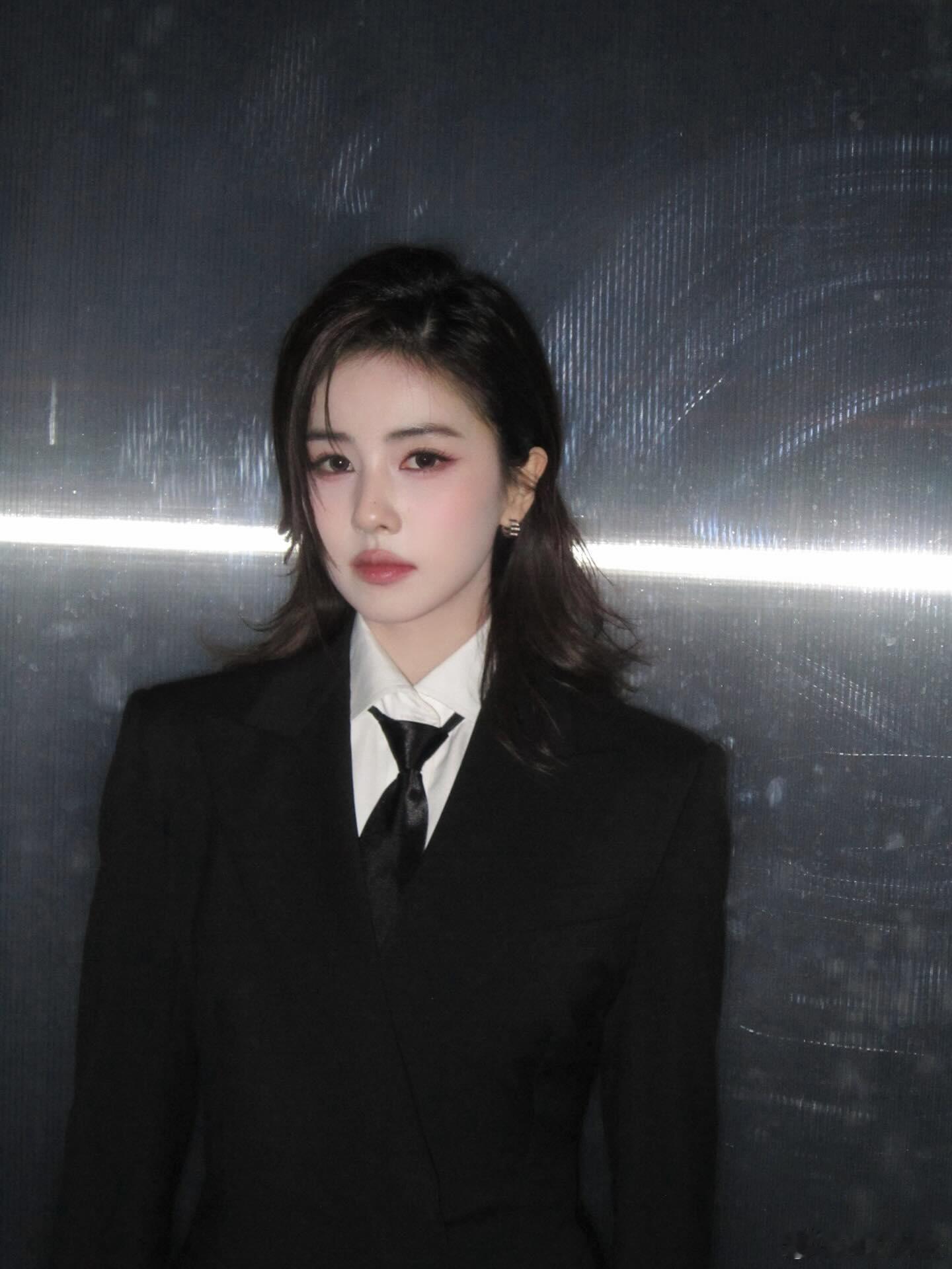 白鹿  白鹿这组“西装杀”也太绝了！又A又飒，谁看了不迷糊啊！💥白鹿｜ 