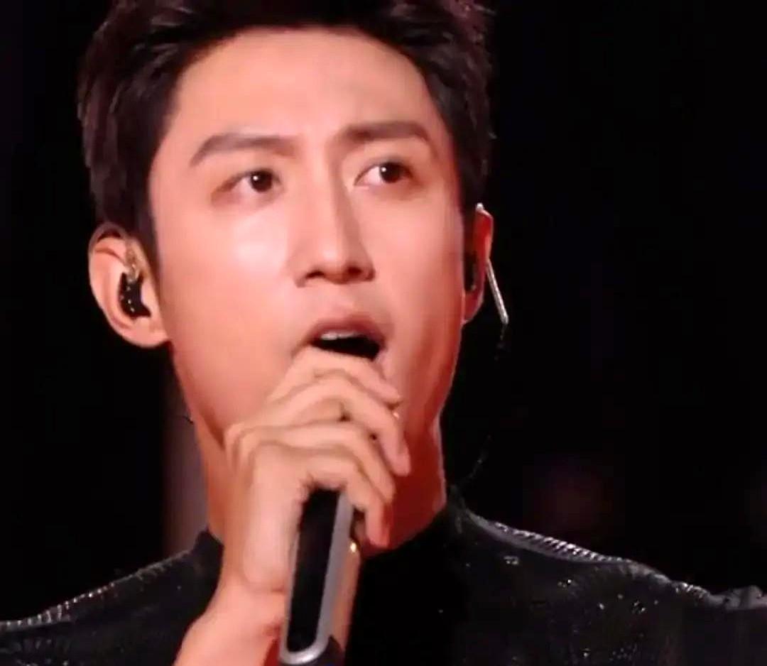 8%体脂的跨年夜，他真敢脱啊！

昨晚海口湖南卫视跨年晚会，黄景瑜唱着《玫瑰窃贼