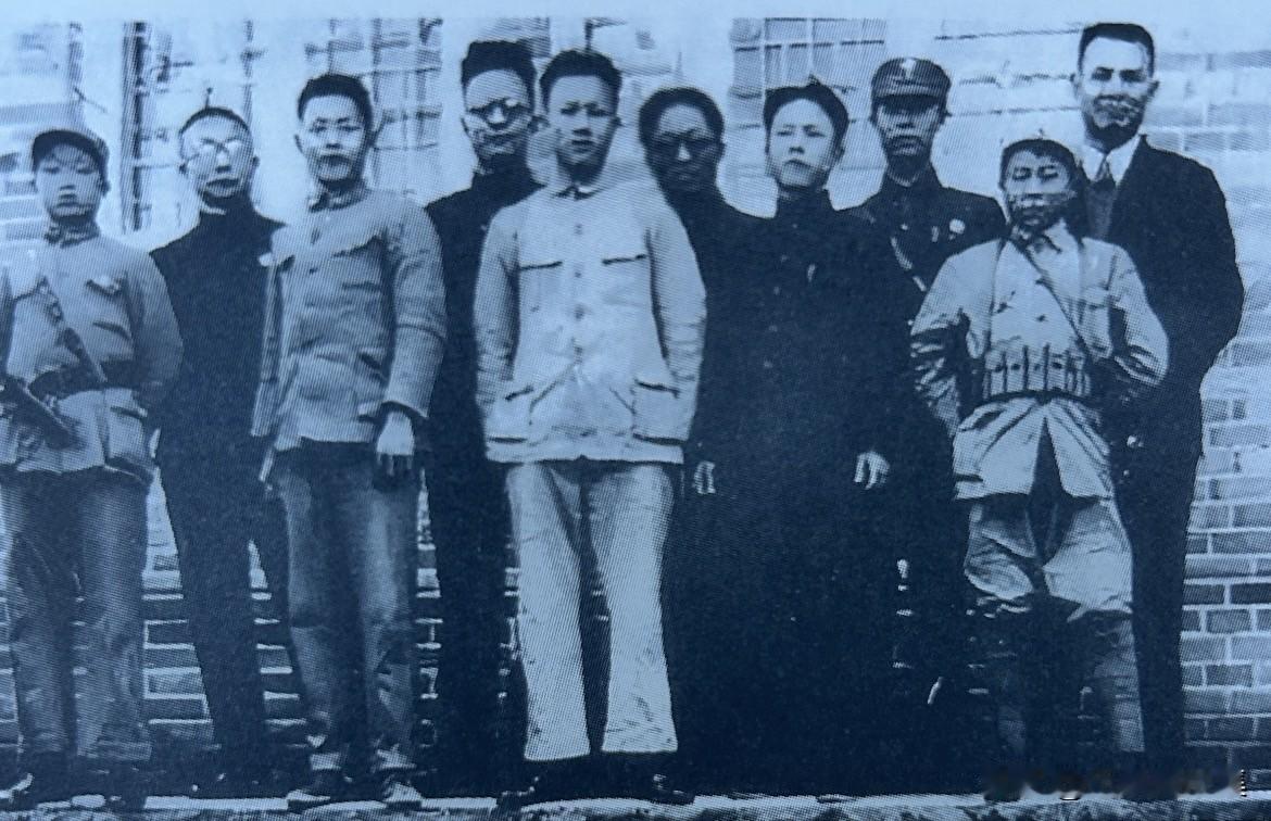 1937年，八路军驻南京办事处成员合影，左起：吴志坚、李克农、李应吉、秦邦宪、康