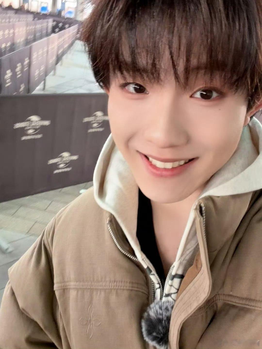 苏新皓在环球影城跳女团舞 环球偶遇限定惊喜！少年感混搭女团舞，每帧都戳心巴✨ 