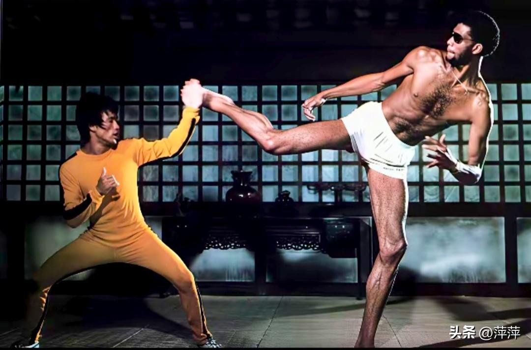 李小龙遗作《死亡游戏》中的经典一幕，与他展开终极较量的是NBA传奇巨星卡里姆·阿