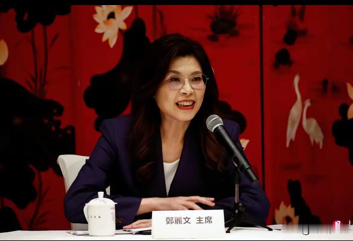 郑丽文在16日公开活动抛出一番耐人寻味的表态：
对2026年底地方选举是审慎乐观