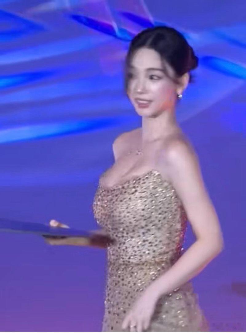柳智敏金色闪钻长裙柳智敏肩颈线条 谁家红毯女神一出场就自带聚光灯啊，柳智敏这套金