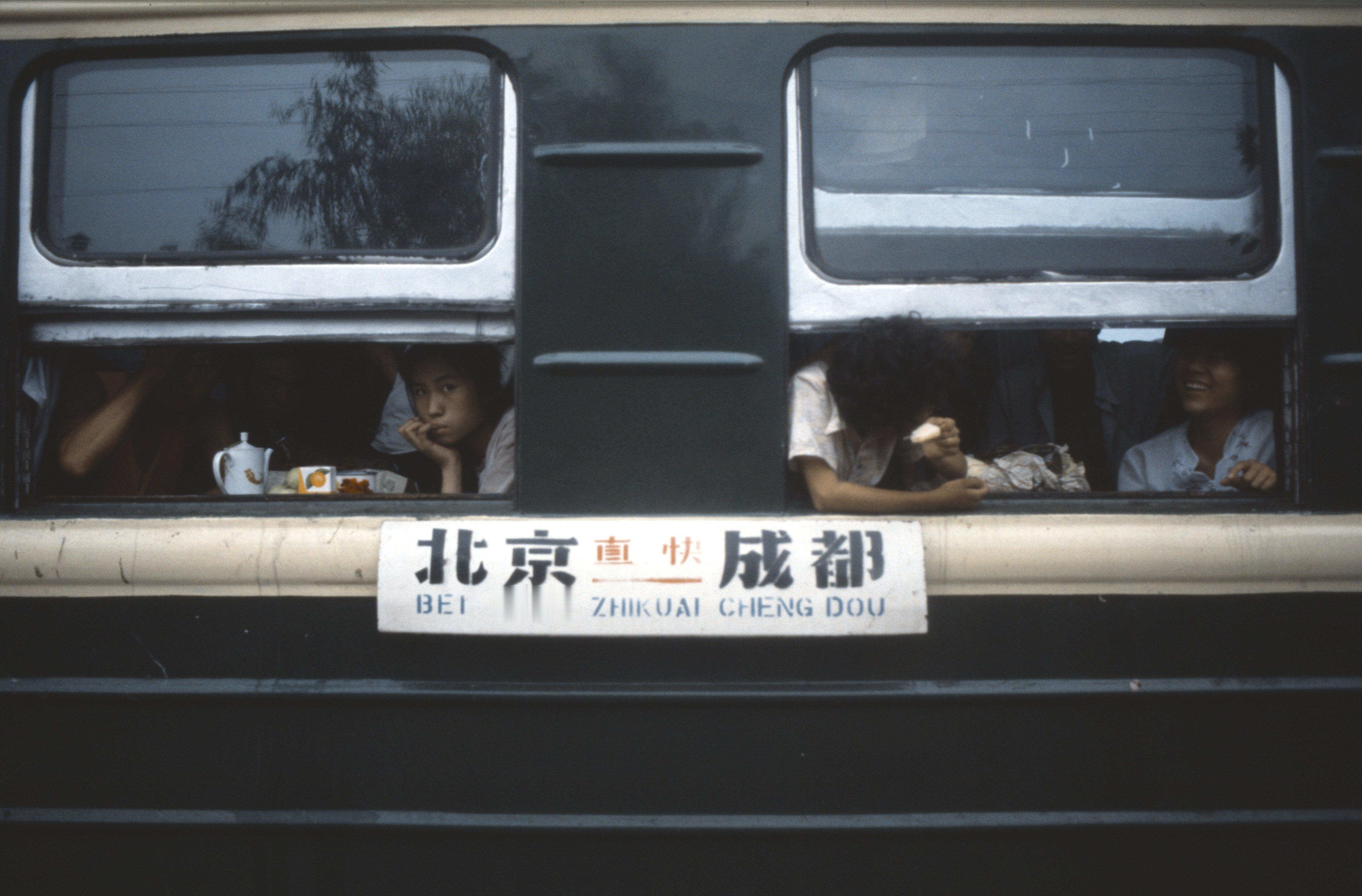 1985年荷兰摄影师Aad van der Drift亲自体验了一趟北京开往成都