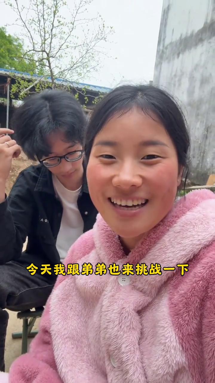 全网都在唱这首歌，今天我跟弟弟也来挑战一下。我先给你起个头，准备。