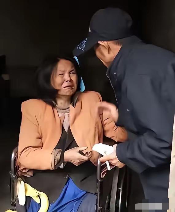 山东单县一位43岁光棍在街头遇见一名截瘫女子，将她带回自家照料，不料，女子半年后