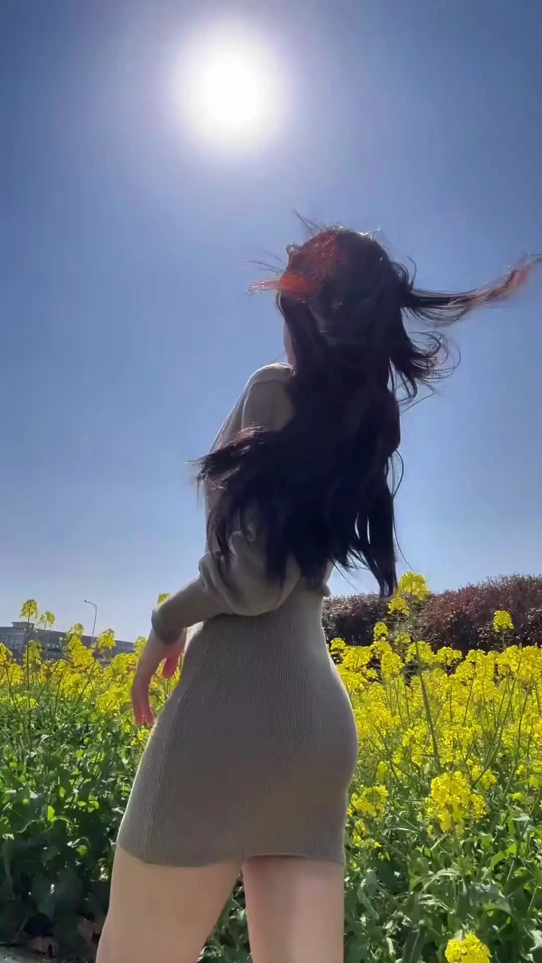 美丽的小姐 出来看油菜花吗