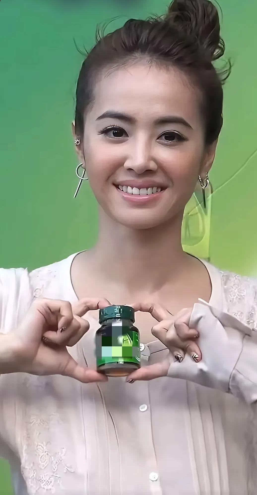 蔡依林出席活动那个照片呀，黑里透红与众不同，小嘴笑得咧开，甜蜜蜜。

44岁的她