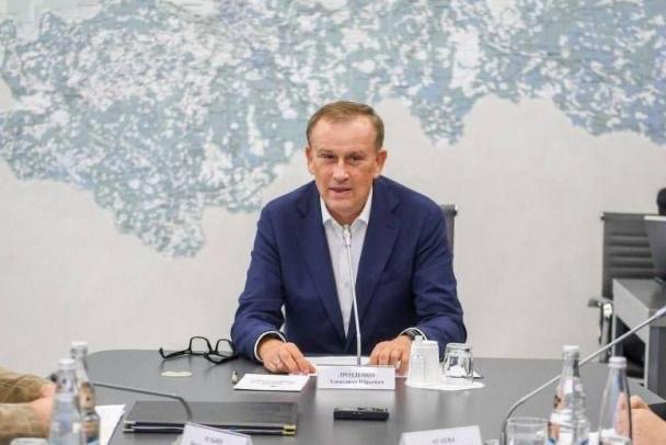 列宁格勒州州长德罗兹坚科最近在述职报告上，对抱怨网络中断的人直接开怼。

他先说