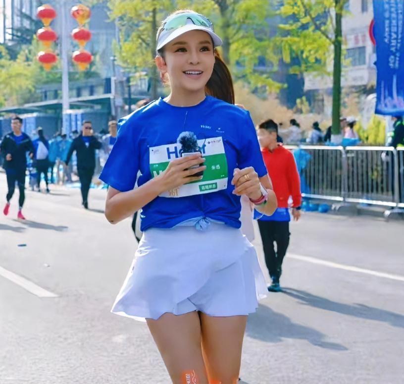 央视主持人51岁朱迅，三战青岛马拉松，海风鼓起她的T恤，满脸汗水，笑容十分动人。