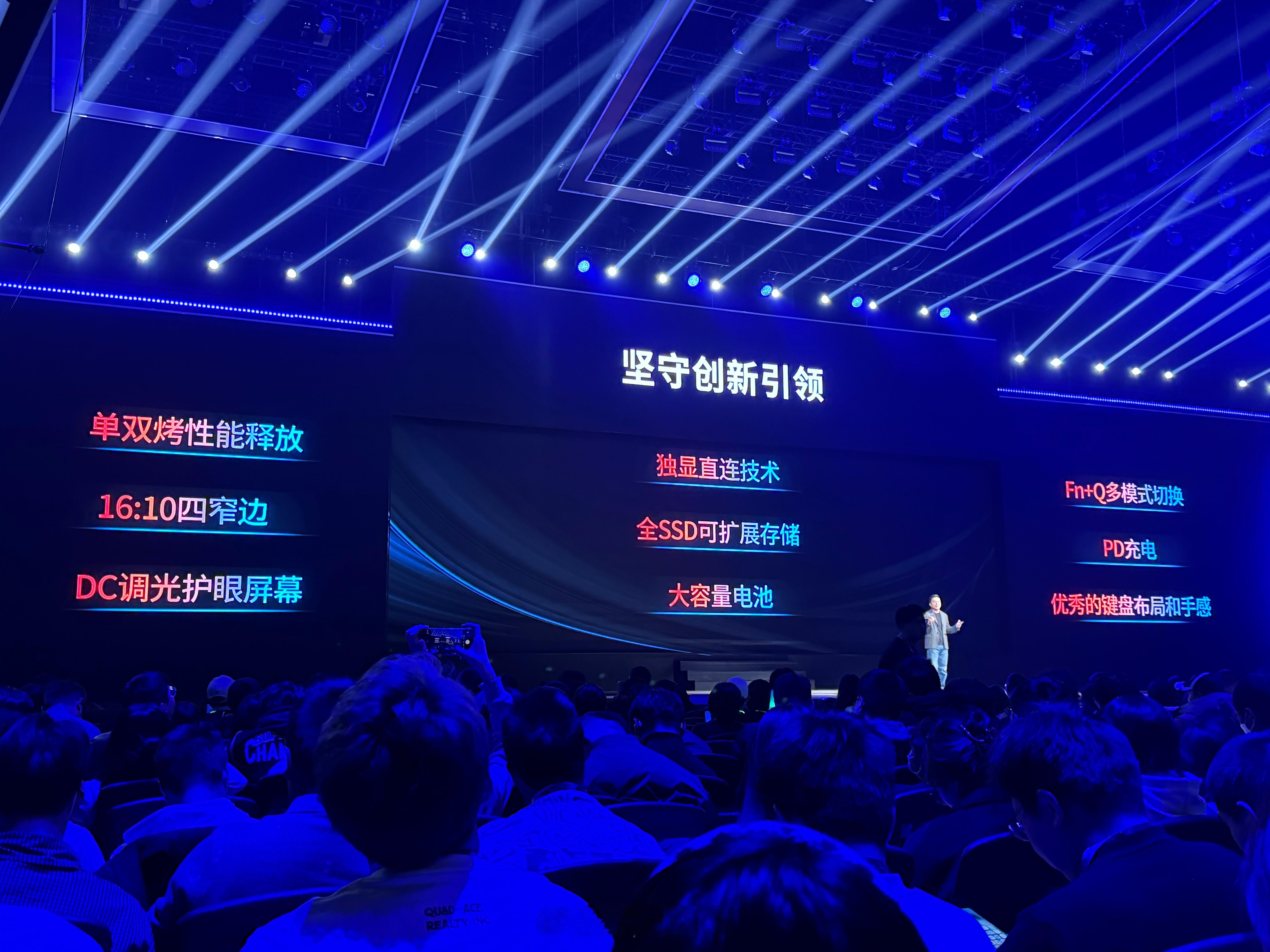 还记得在21年的时候，市面上的游戏本不是没有独显直连，就是没有PD充电，或者没有
