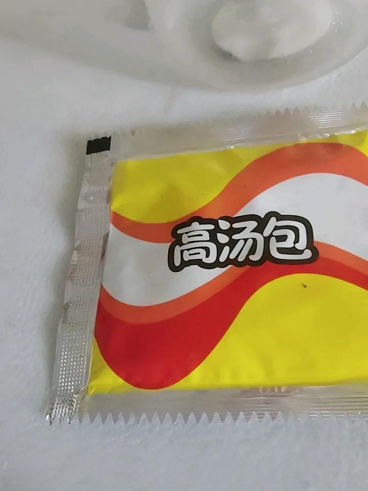 小时候我没有零食可以吃，就特别喜欢吃那种红烧牛肉方便面里的油包，觉得咸咸的辣辣的