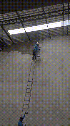 脚手架搭三层，两个提子连接再一起

这个粉刷工人不带安全绳就这样直接高空作业。