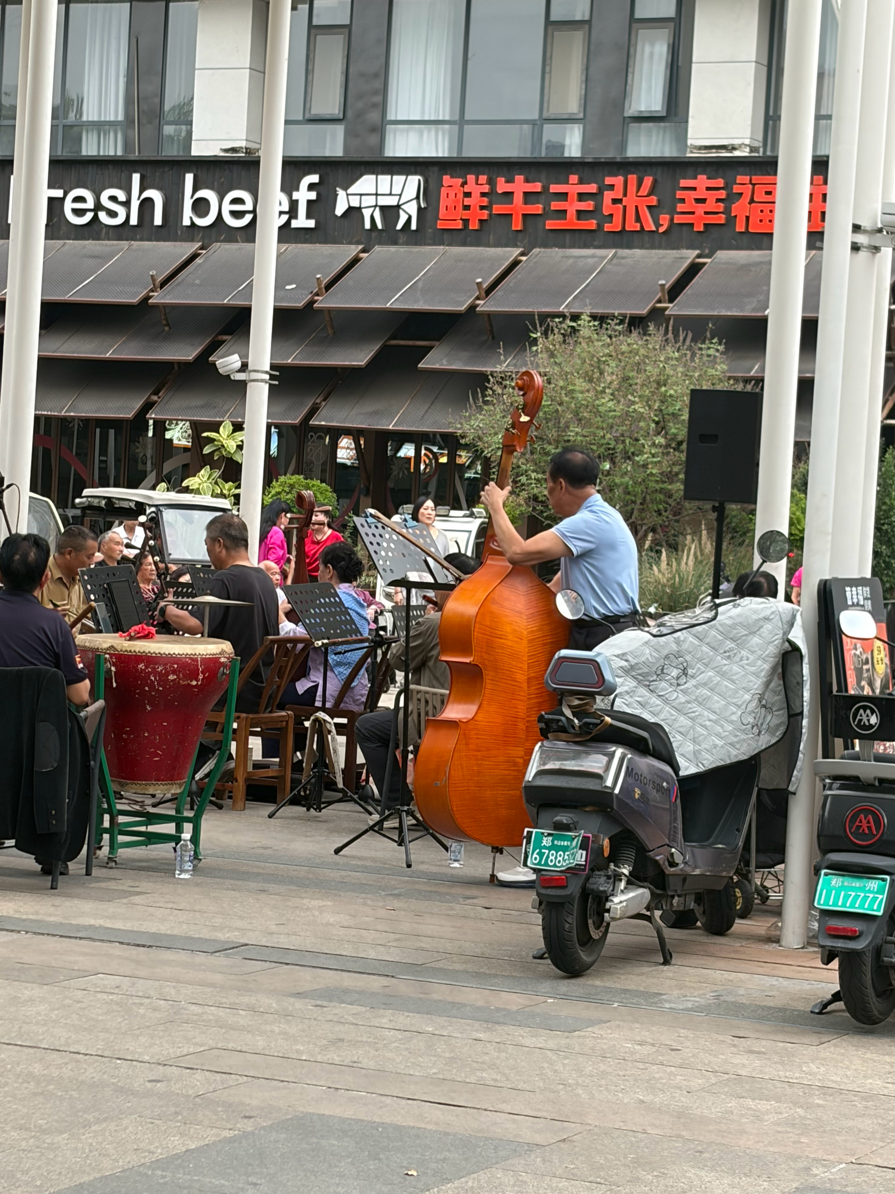 街头的唱戏装置已经这么高大上了 ​​​