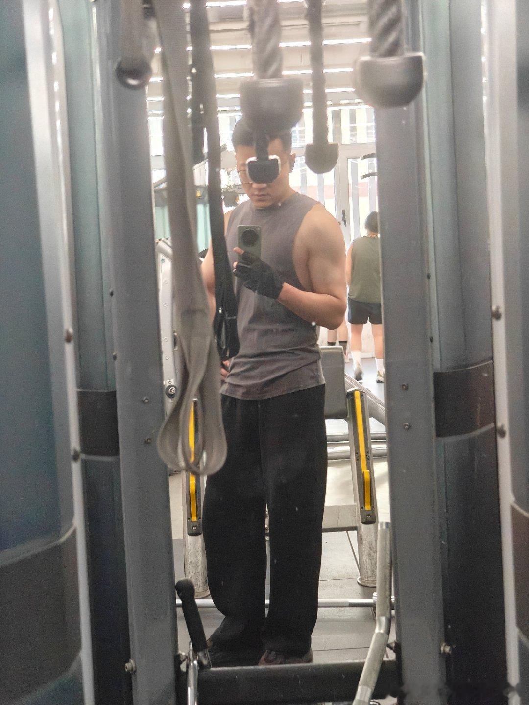 人真的是不自觉的会变懒，一个礼拜没练，就有惰性了，赶紧补上！我的健身日常健身打卡