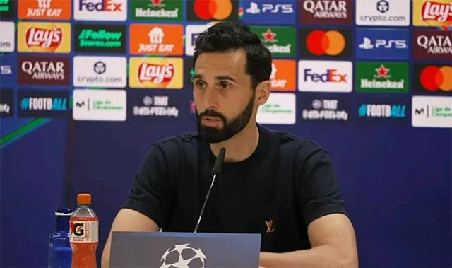 皇马主帅阿韦洛亚认为，裁判判罚有误，他坚信下回合客场能够逆转拜仁。
在欧冠比赛首