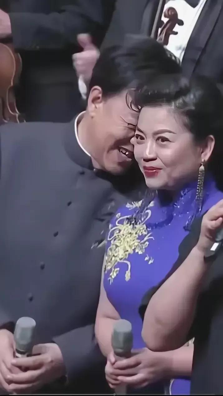 跟李丹阳说悄悄话的这个男的叫什么来着？记得也是一位歌唱家，就是忘了名字。以前在电