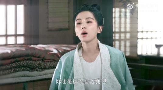掌心木簪隐喻  《掌心》木簪情节妙不可言，叶平安以簪自喻，彰显女性坚韧实干，女本