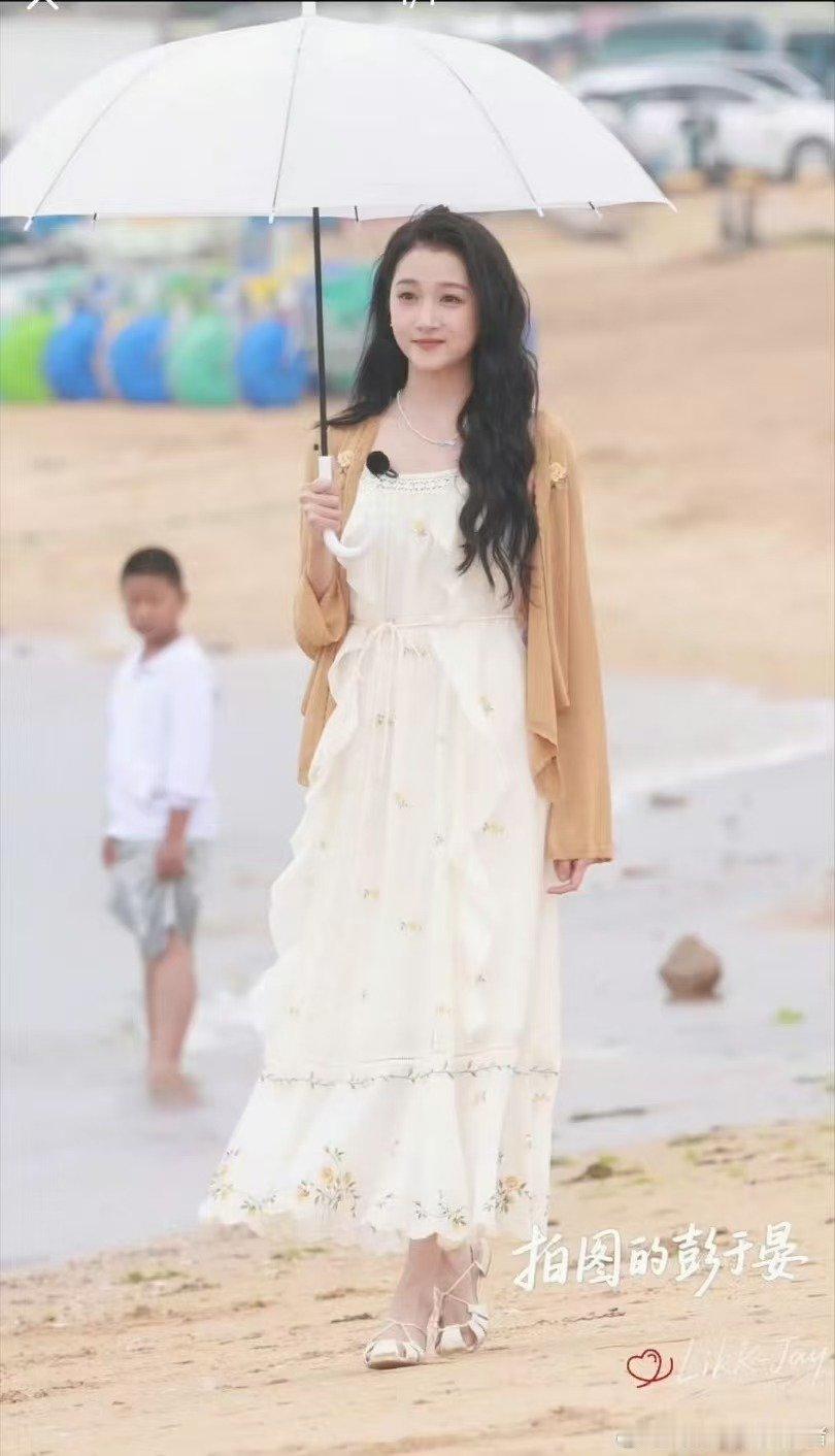 关晓彤耀眼团综白裙撑伞路透关晓彤碎花吊带裙仙女感白月光既视感 
