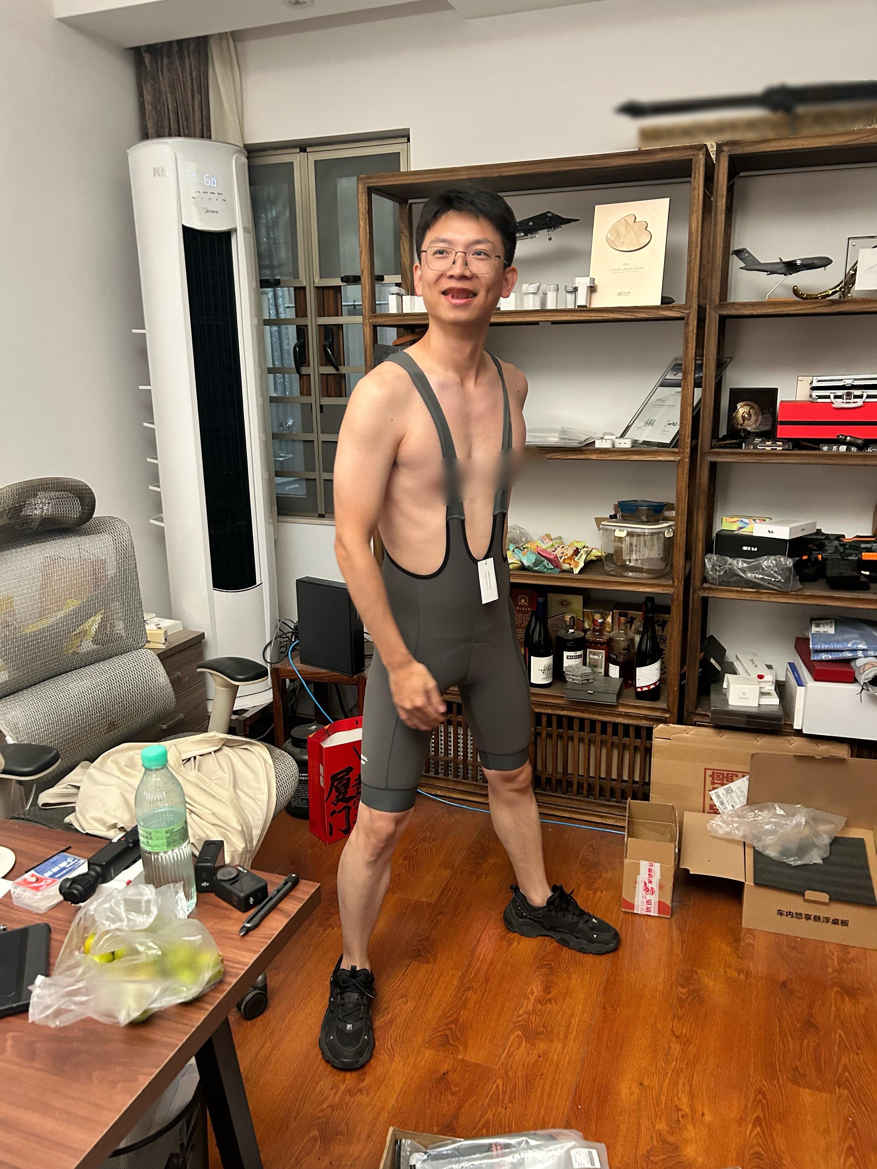 合伙人试穿骑行裤，不是太适应，略羞耻[允悲] ​​​