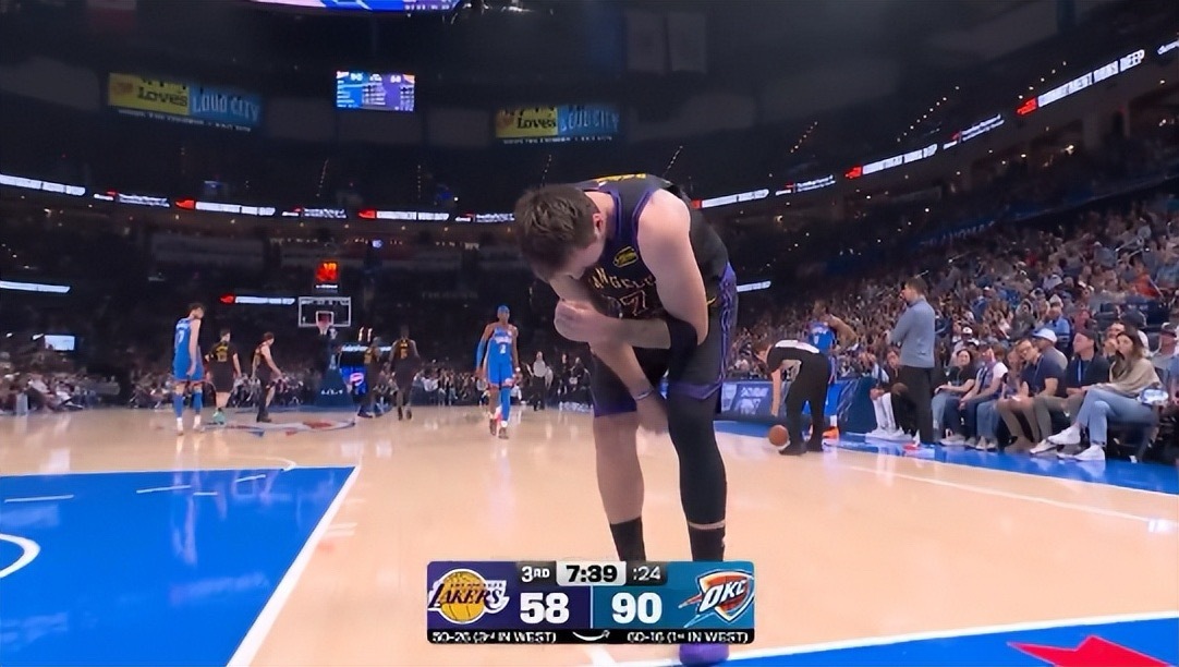 东契奇疑似左侧大腿拉伤湖人vs雷霆第三节，东契奇突破急停无对抗受伤，捂左腿筋痛苦