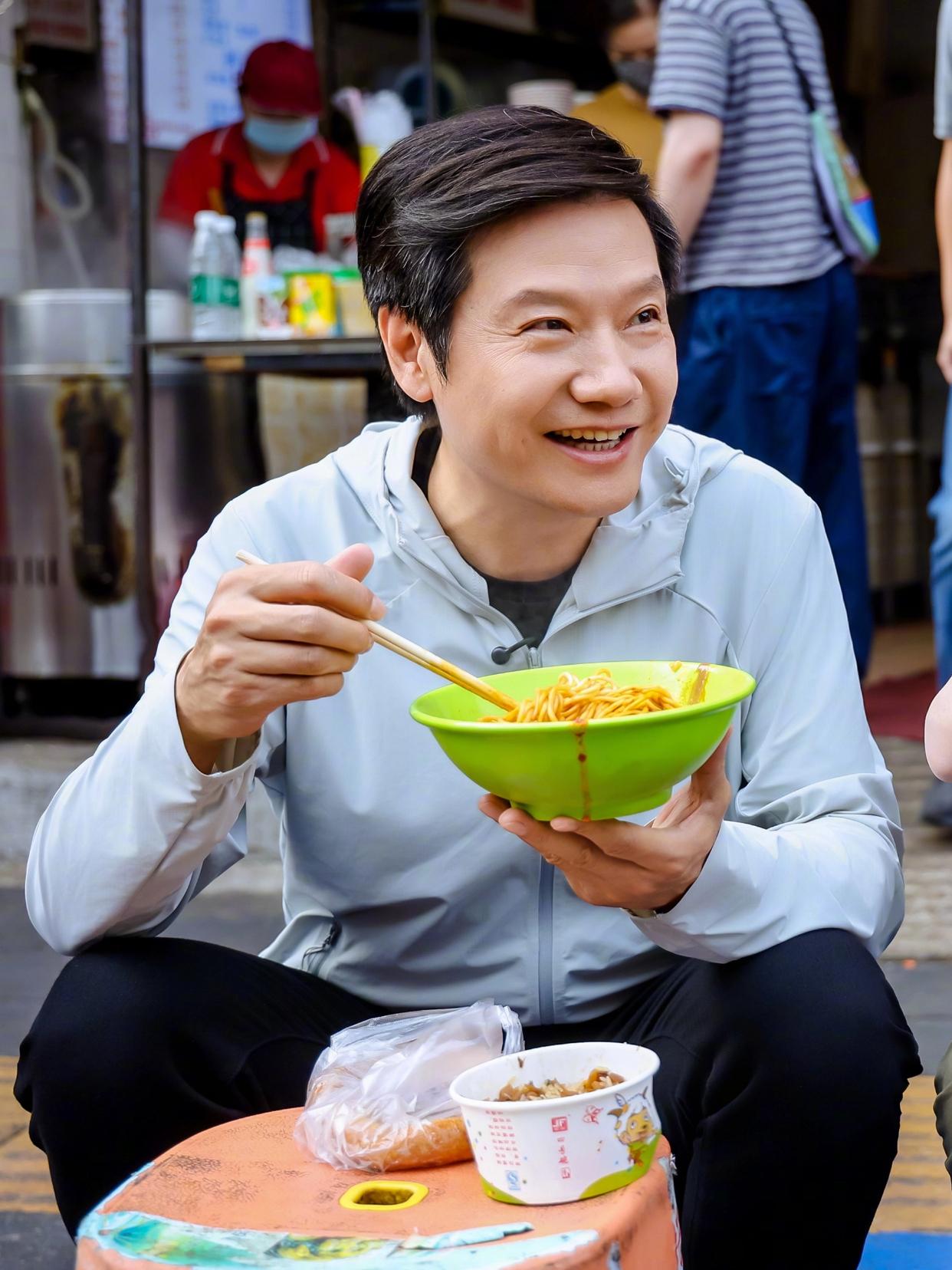 像雷军一样，这么有亲和力的大佬真不多见吧

千亿总裁，武汉过早，小板凳坐在马路边