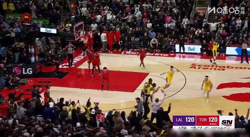 好莱坞的剧情 爆炸 爆炸 爆炸！
！
唰！
网花泛起，八村垒的底角三分如同